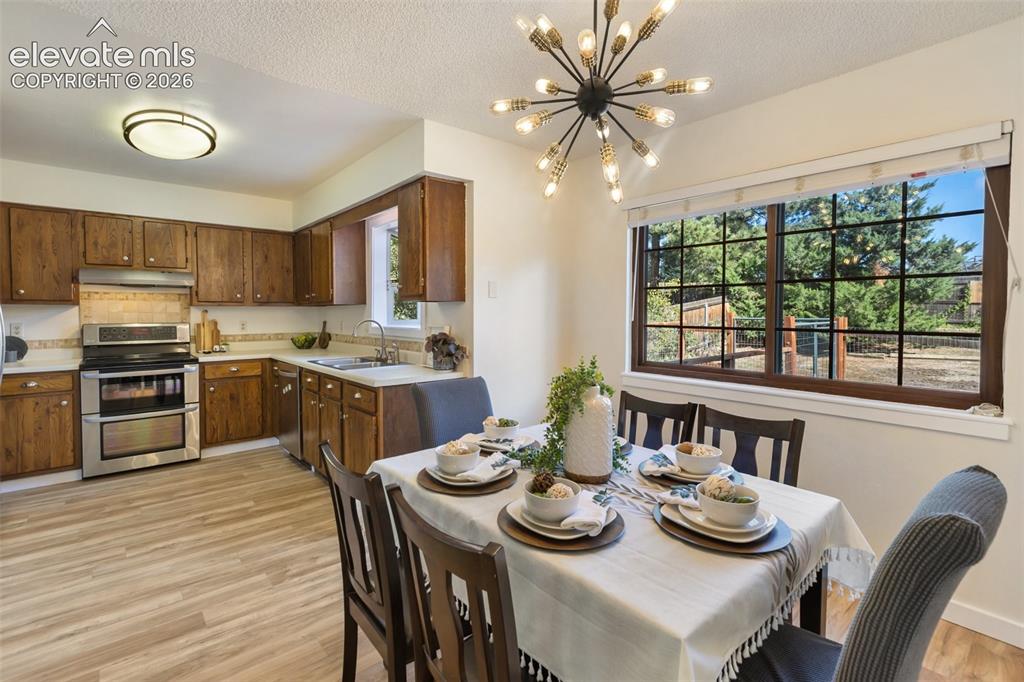 Image 11 of 43: Dining Area