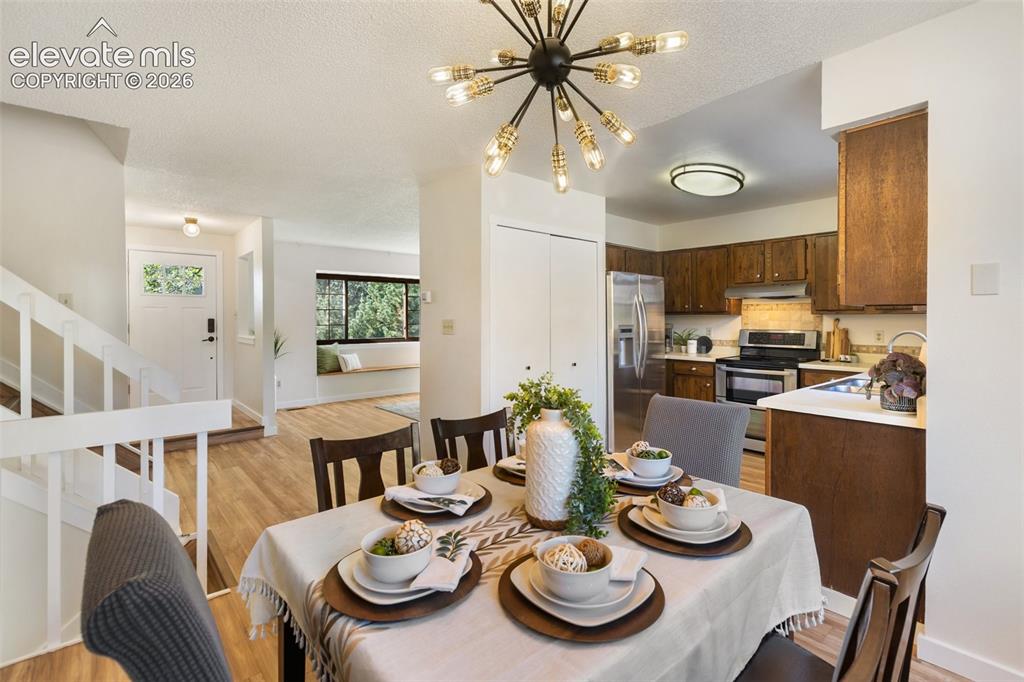 Image 16 of 43: Dining Area