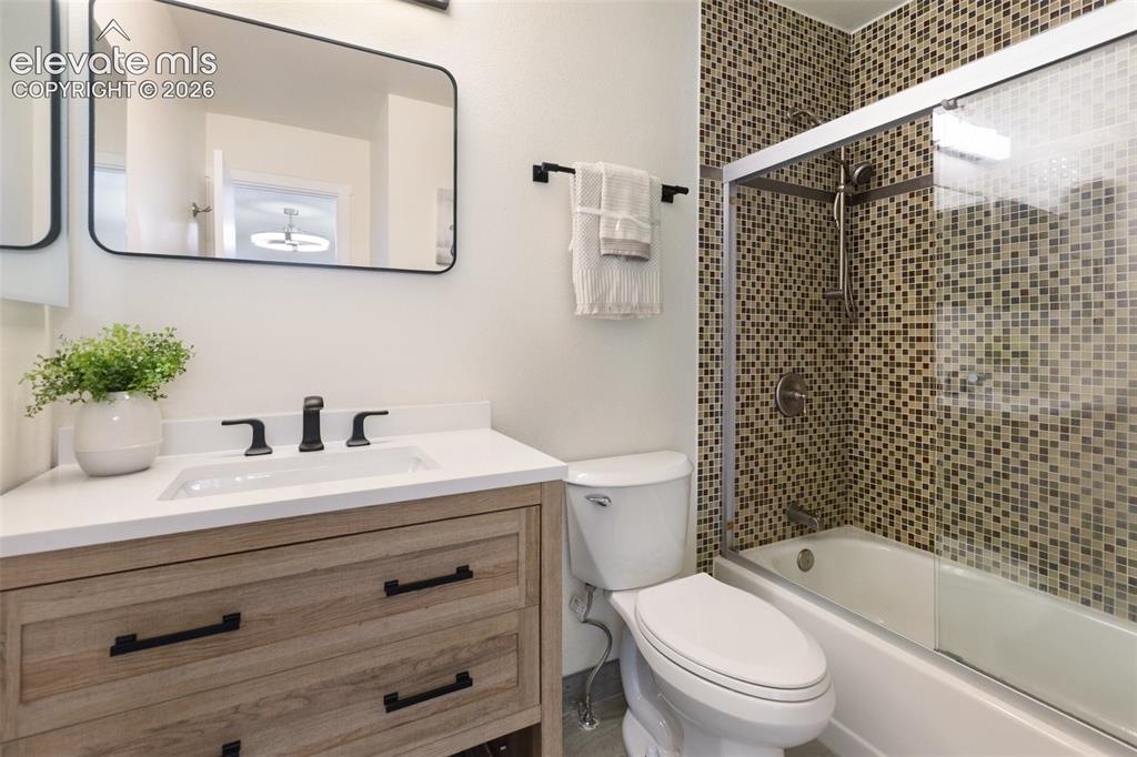 Image 25 of 43: Bathroom