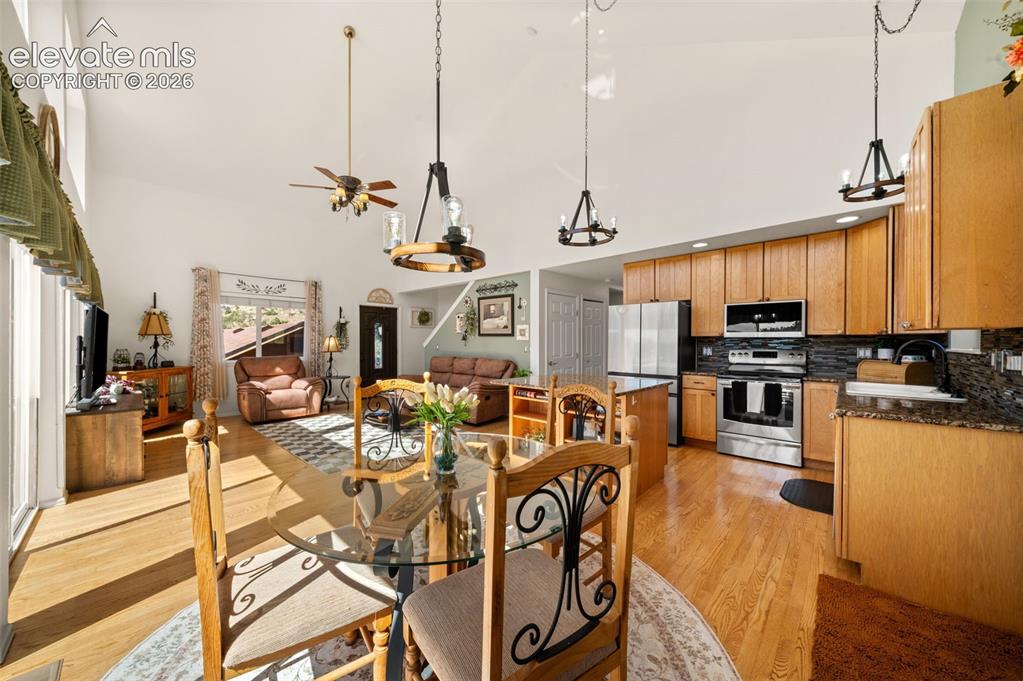 Image 10 of 50: Dining Area