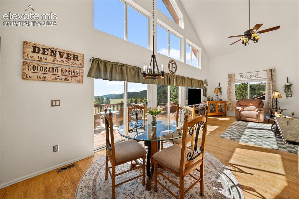 Image 11 of 50: Dining Area