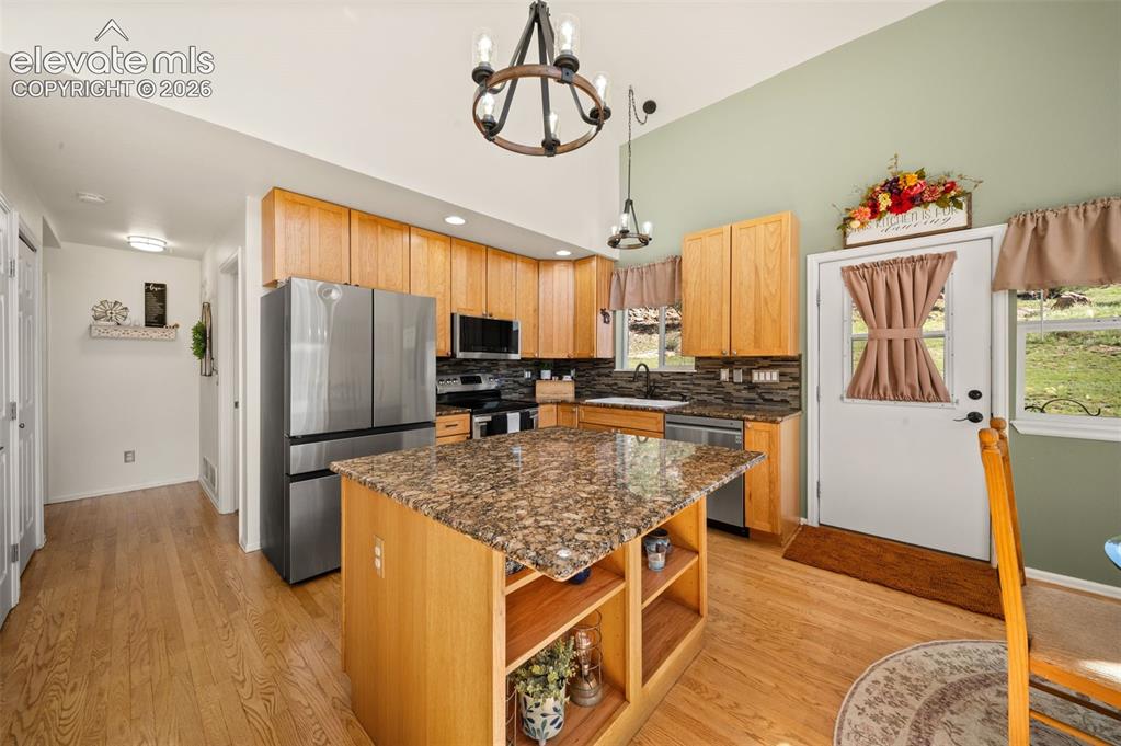 Image 12 of 50: Kitchen