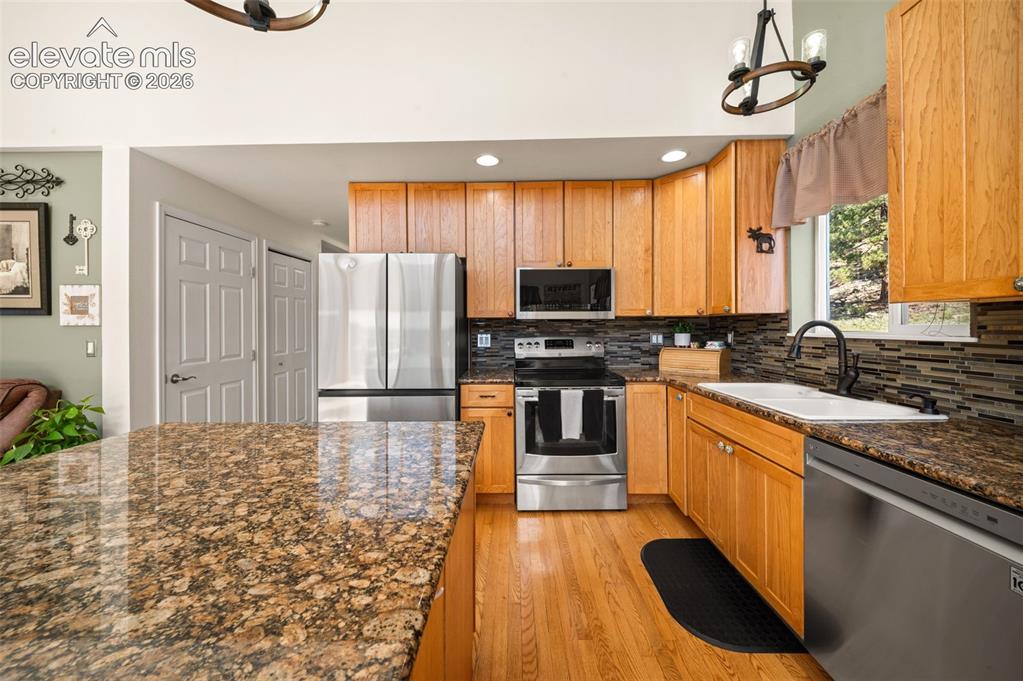 Image 13 of 50: Kitchen