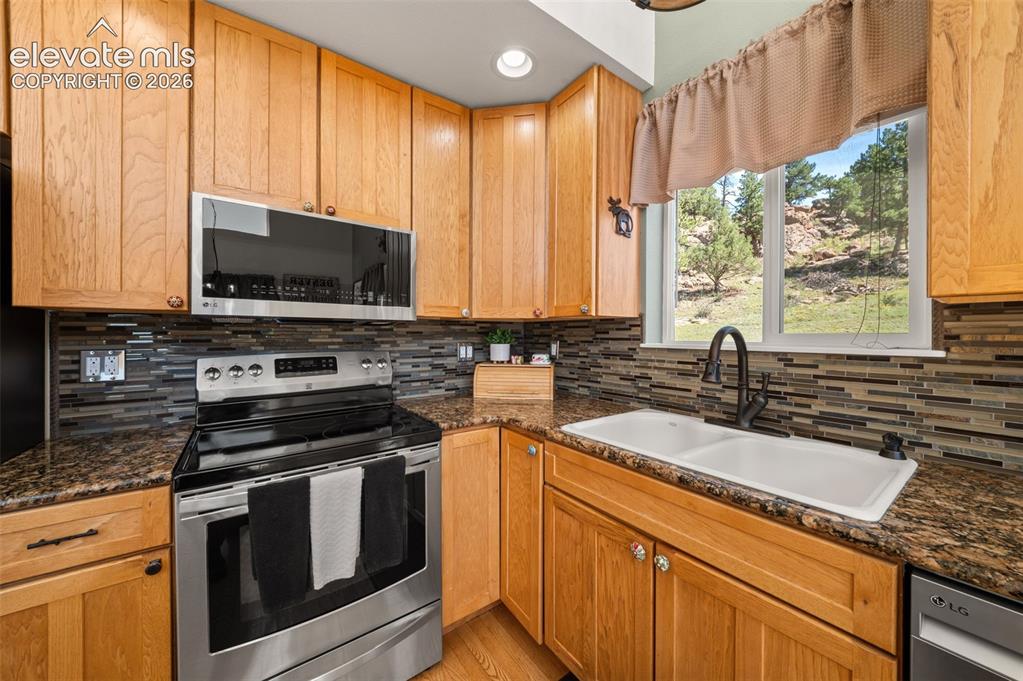 Image 14 of 50: Kitchen