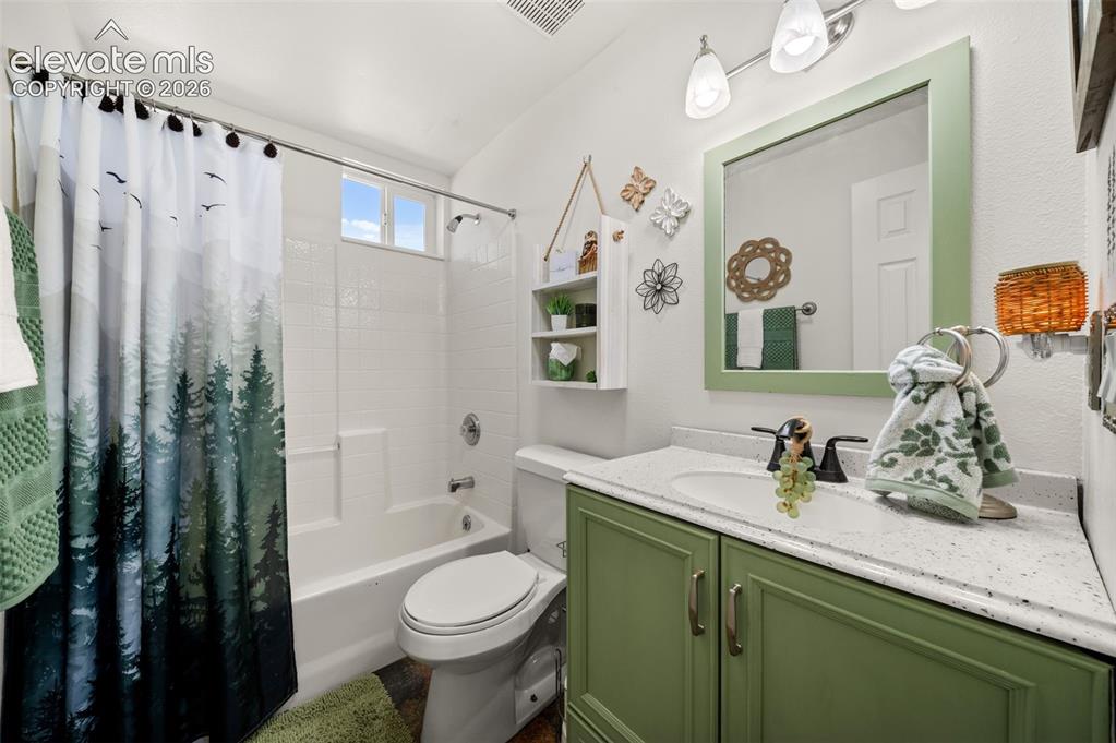 Image 17 of 50: Bathroom