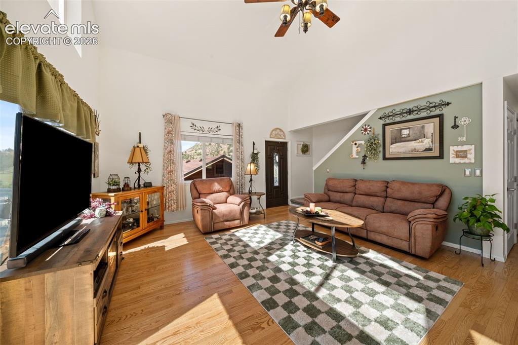 Image 7 of 50: Living Room