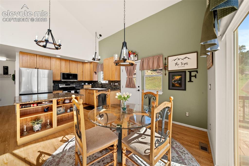 Image 9 of 50: Dining Area