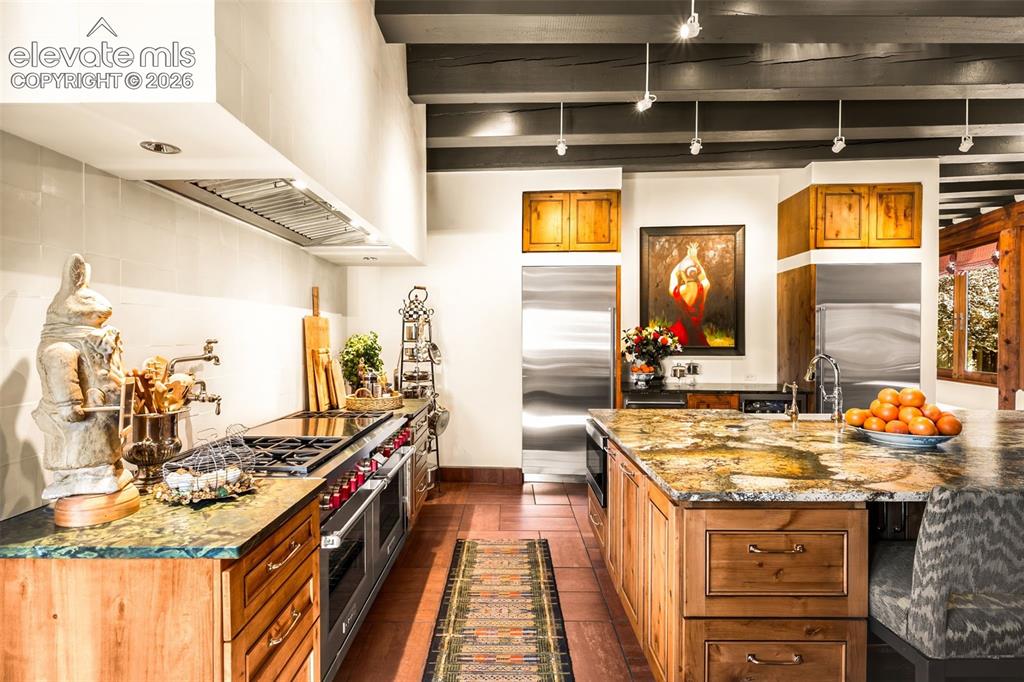 Image 14 of 49: Kitchen