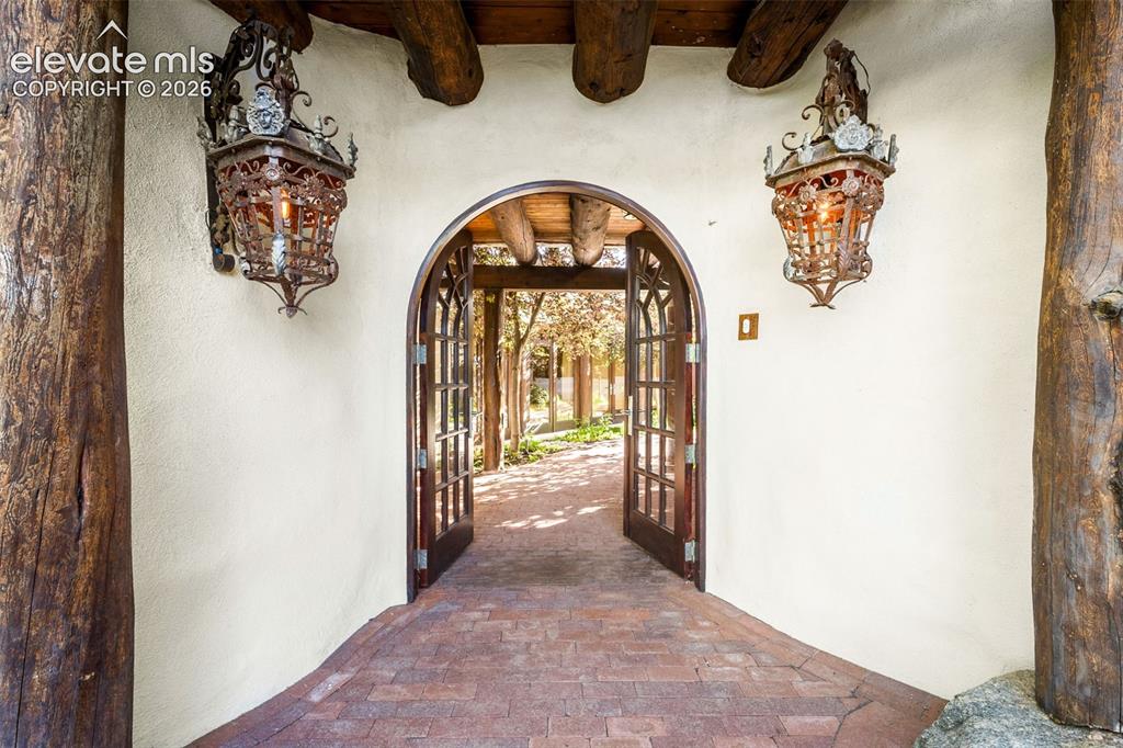 Image 4 of 49: Entry