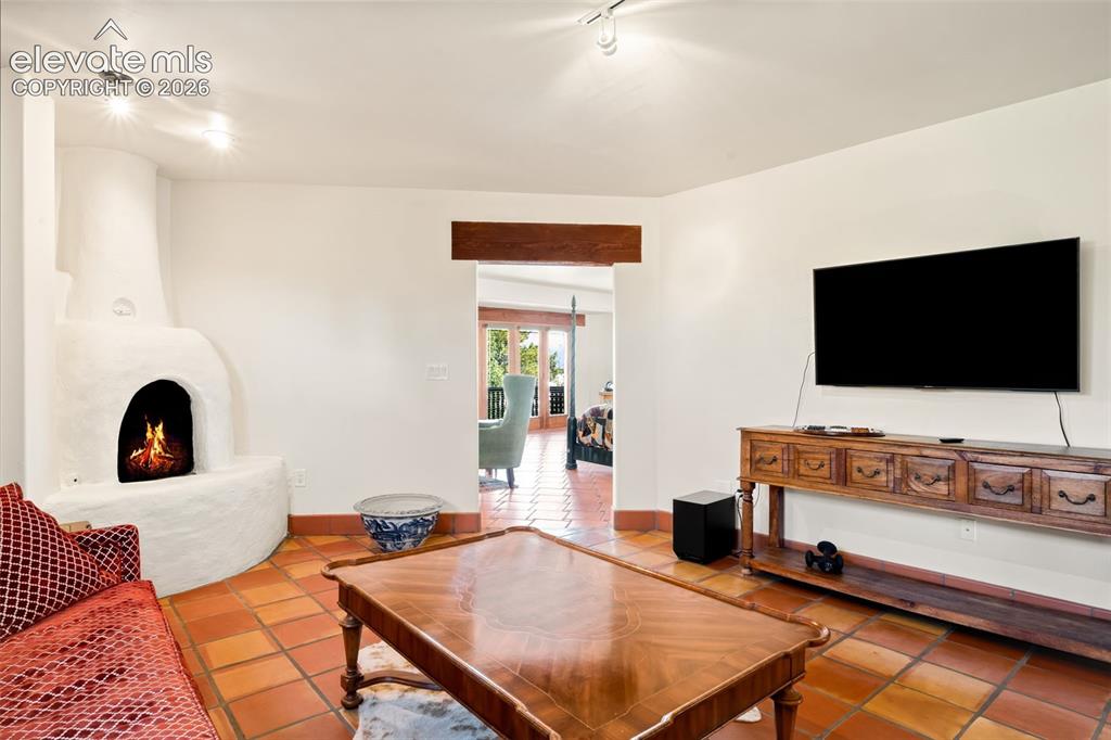 Image 41 of 49: Guest Quarters
