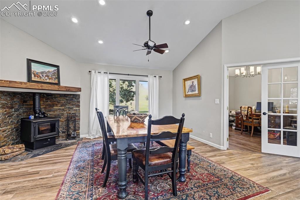 Image 10 of 50: Dining Area