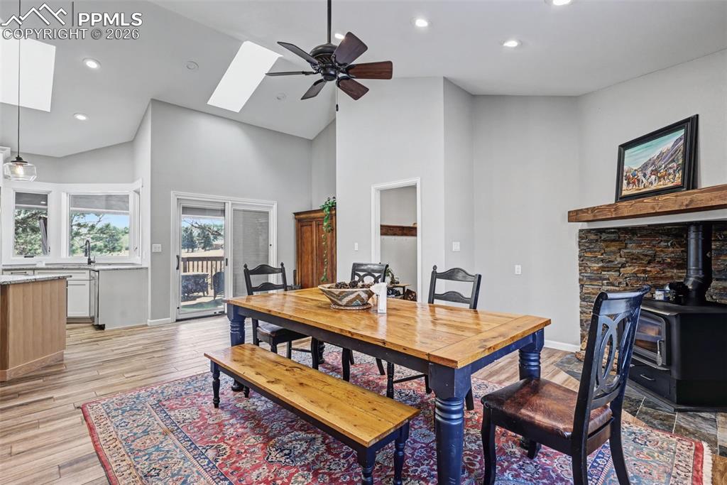 Image 11 of 50: Dining Area