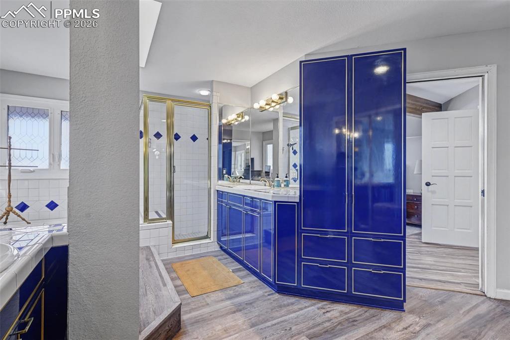 Image 14 of 50: Bathroom