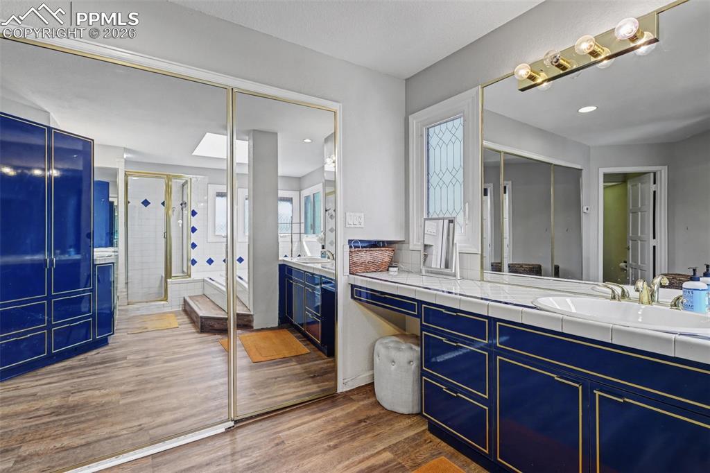 Image 15 of 50: Bathroom