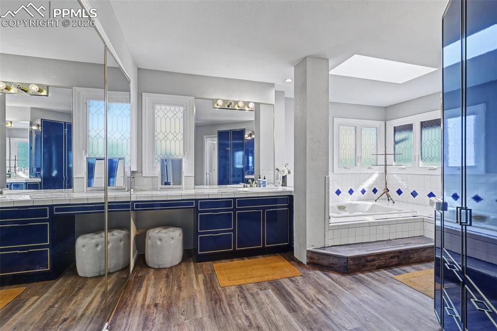 Image 16 of 50: Bathroom