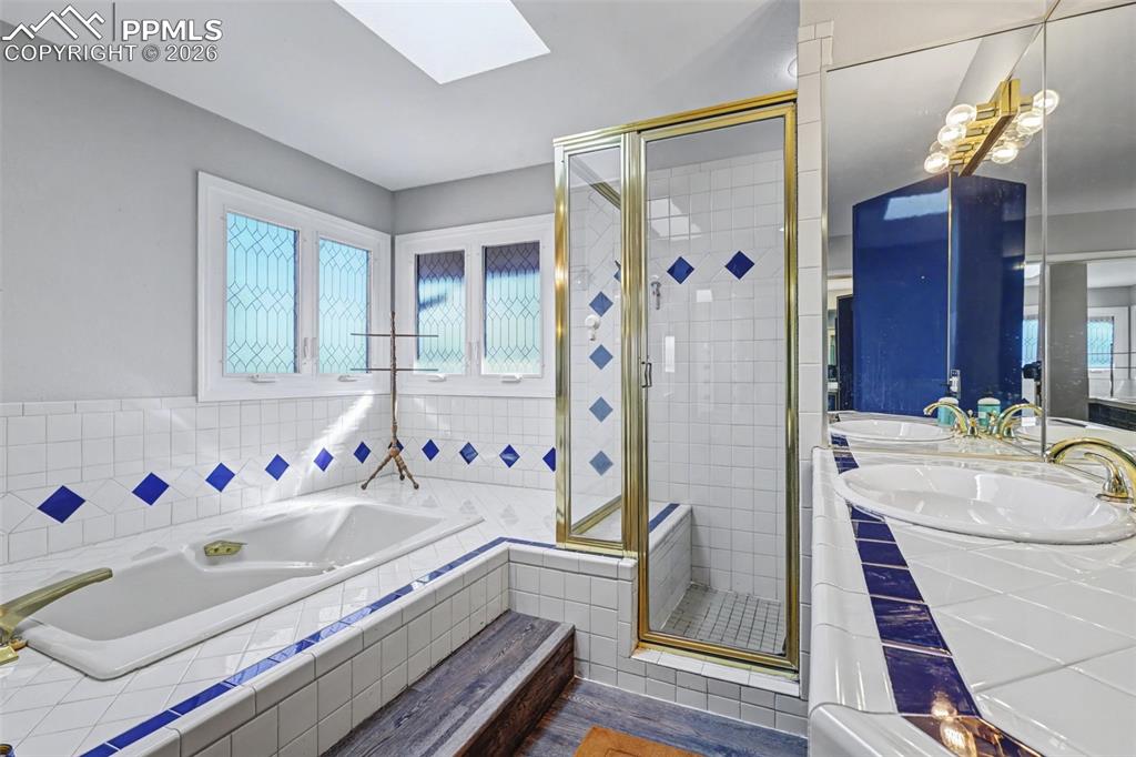 Image 17 of 50: Bathroom