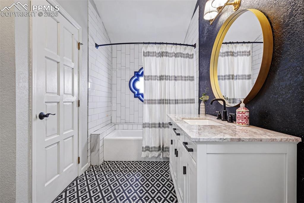 Image 18 of 50: Bathroom