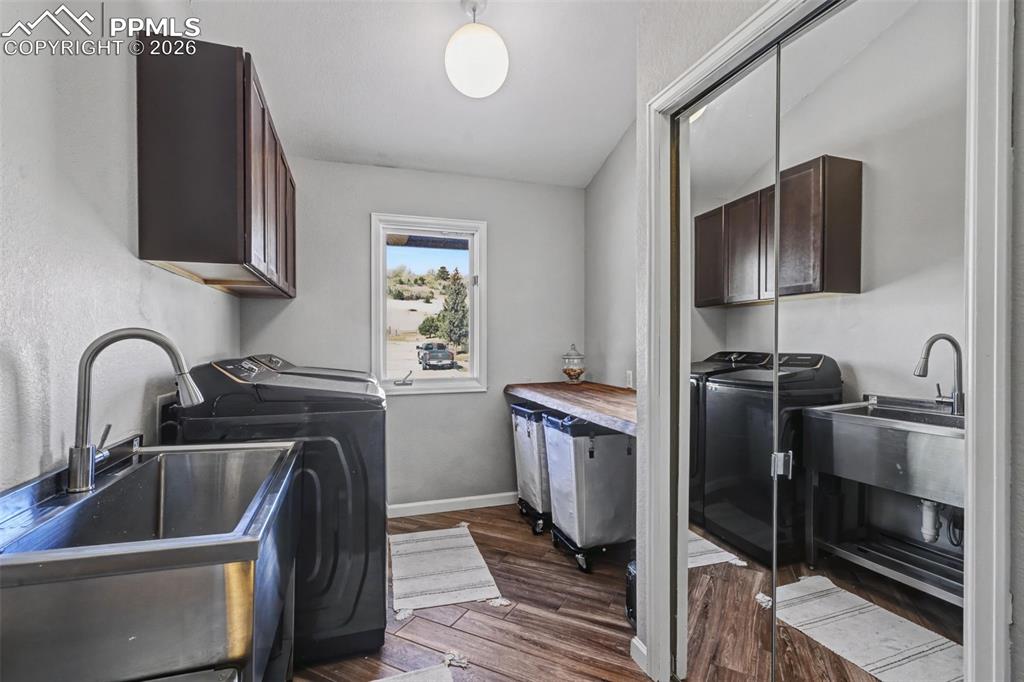 Image 26 of 50: Laundry