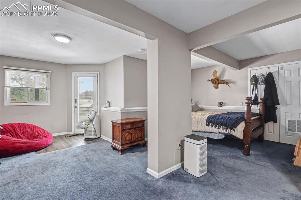 Image 32 of 50: Bedroom