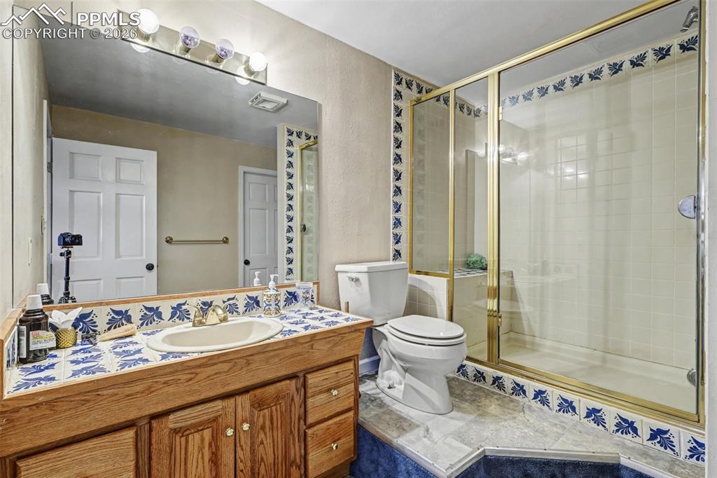 Image 34 of 50: Bathroom