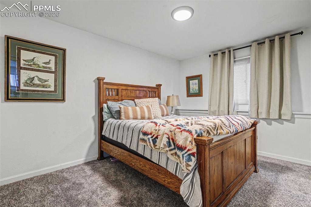 Image 35 of 50: Bedroom