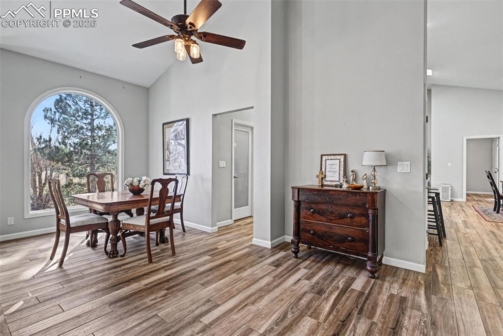 Image 4 of 50: Dining Area