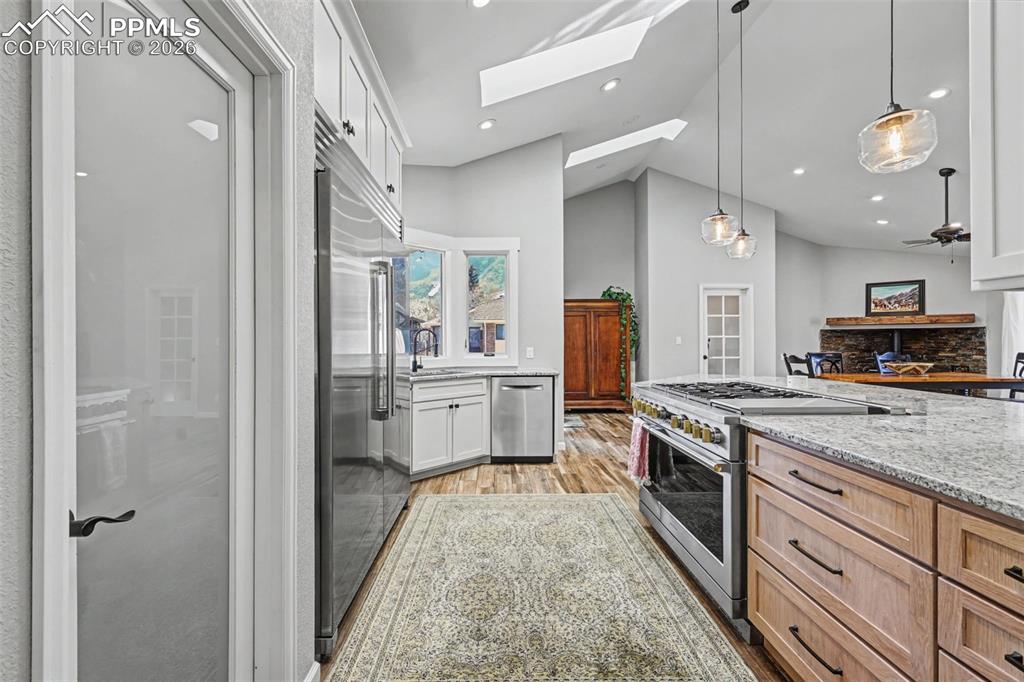 Image 6 of 50: Kitchen