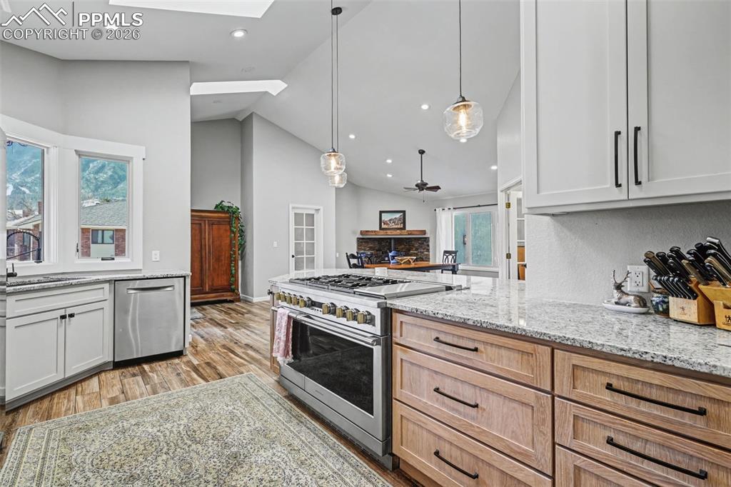 Image 7 of 50: Kitchen