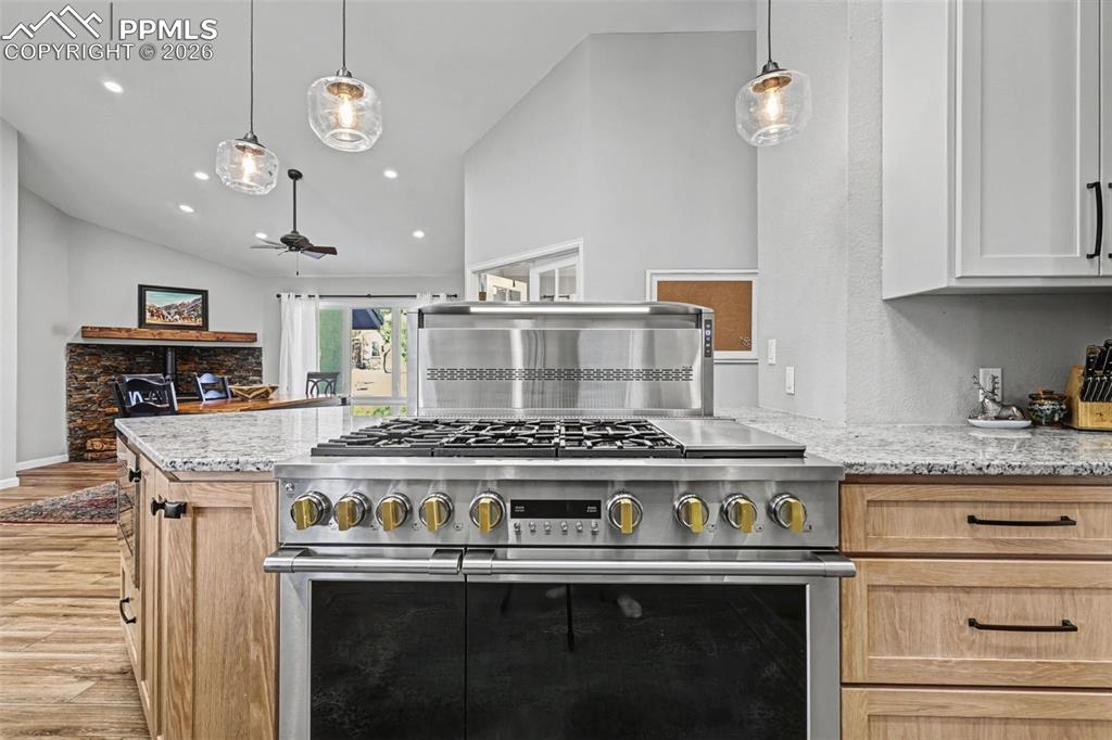 Image 8 of 50: Kitchen