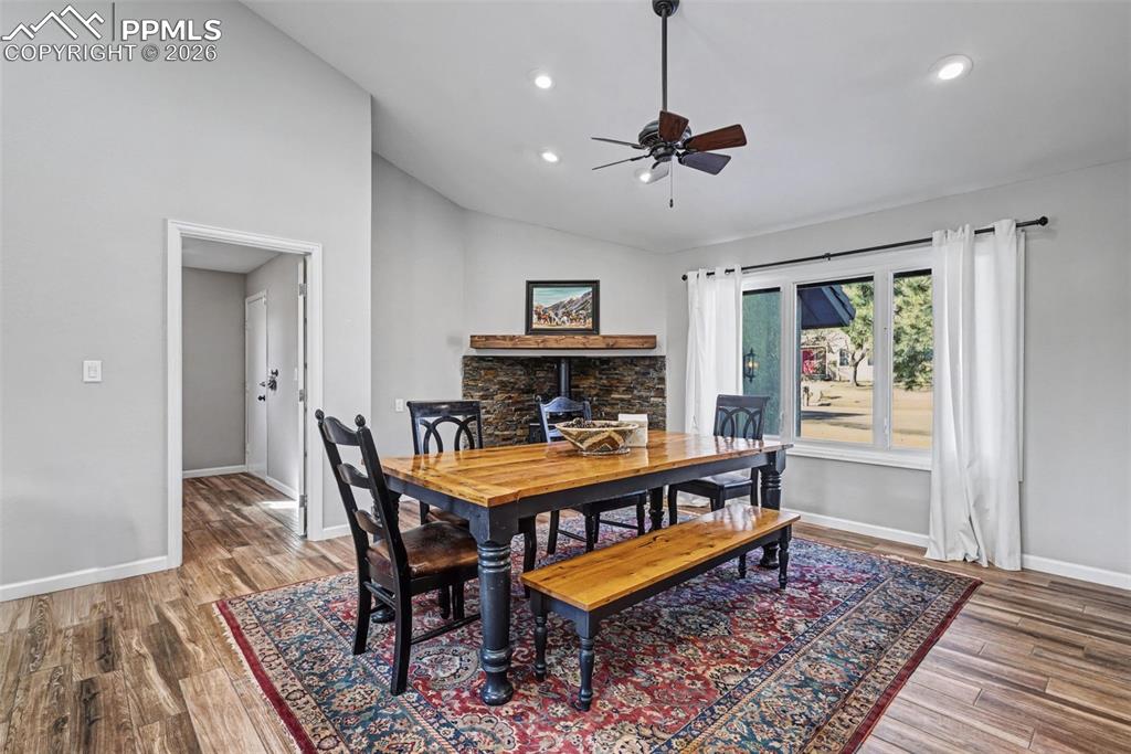 Image 9 of 50: Dining Area