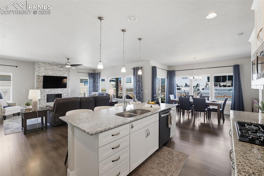 Image 20 of 43: Kitchen