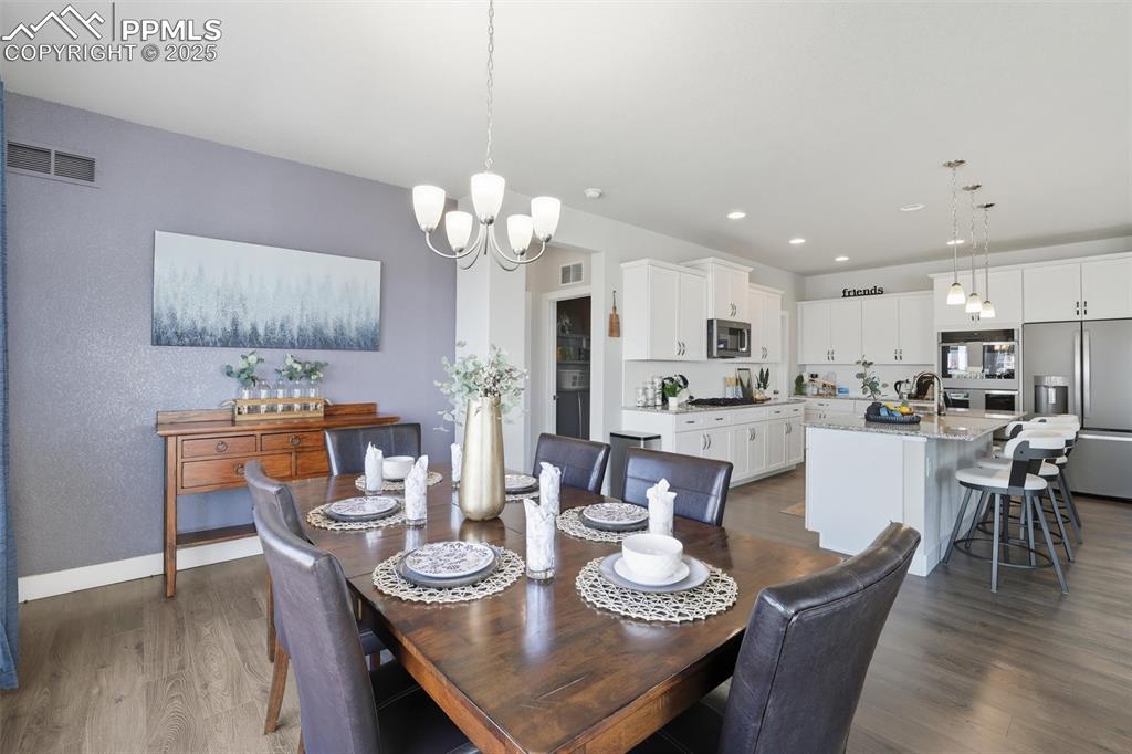 Image 22 of 43: Dining Area