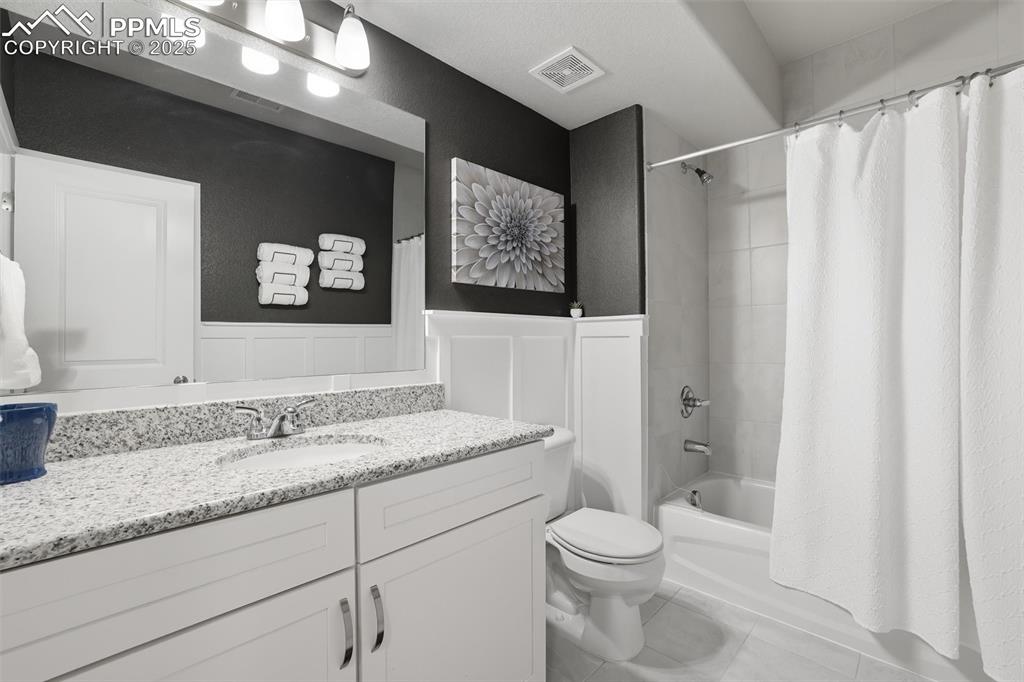 Image 35 of 43: Bathroom