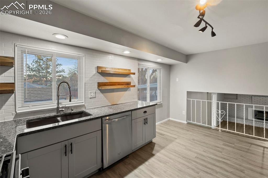 Image 10 of 50: Kitchen