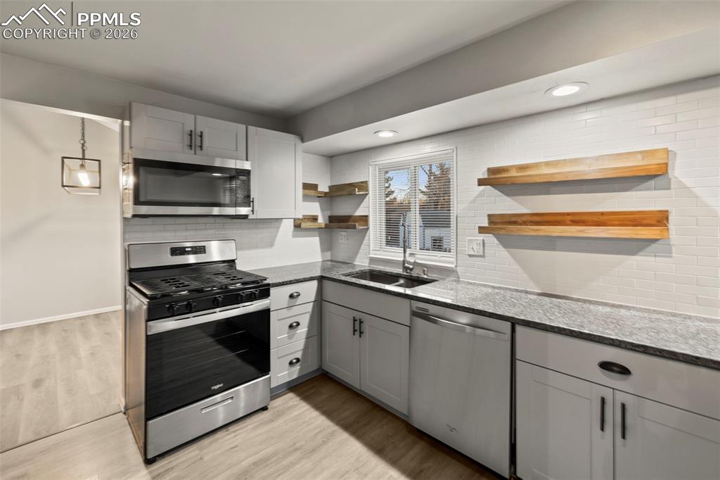 Image 11 of 50: Kitchen