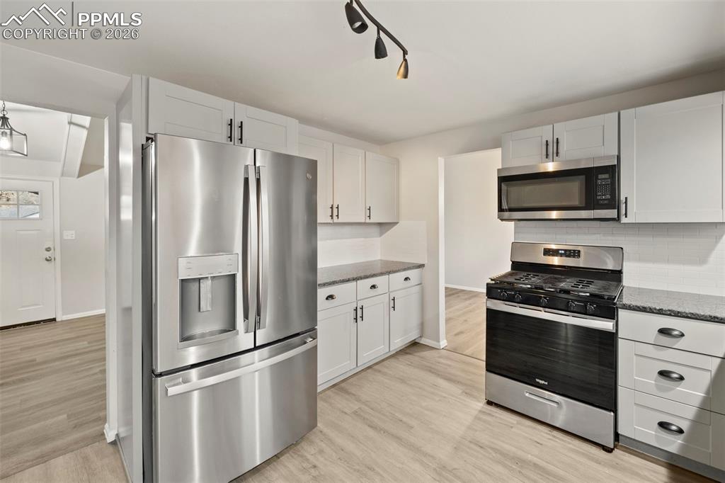 Image 12 of 50: Kitchen