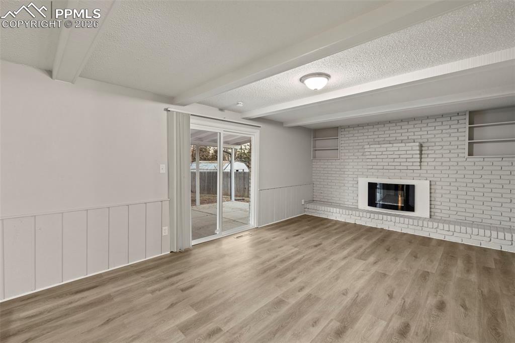 Image 14 of 50: Living Room