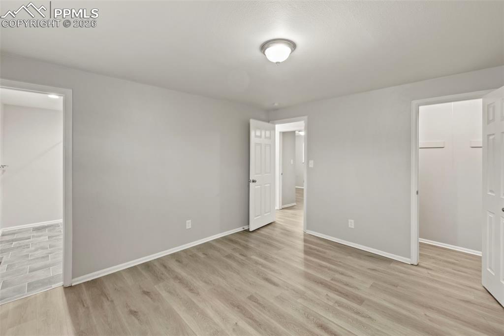 Image 21 of 50: Bedroom