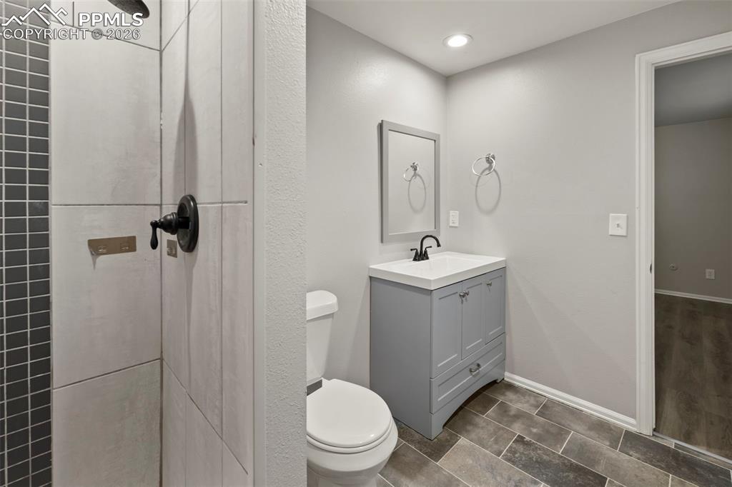 Image 23 of 50: Bathroom