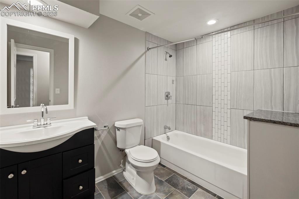 Image 27 of 50: Bathroom