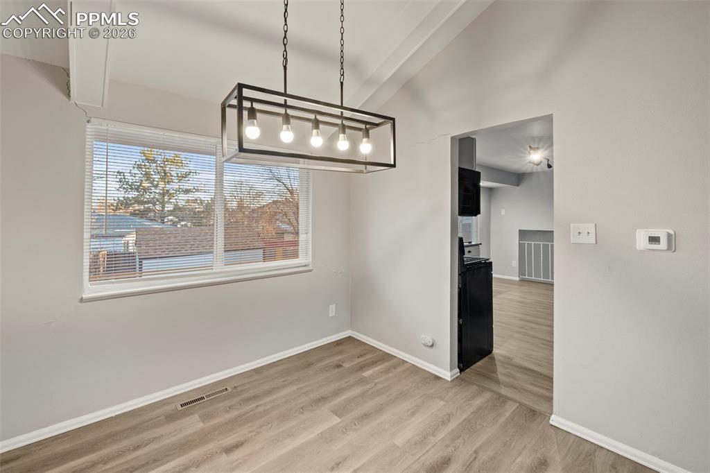 Image 7 of 50: Dining Area