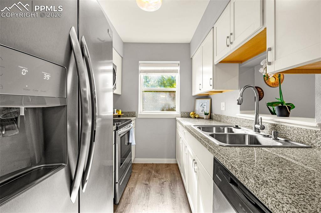 Image 10 of 22: Kitchen