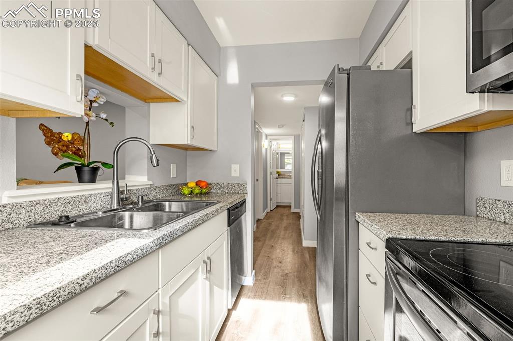 Image 12 of 22: Kitchen