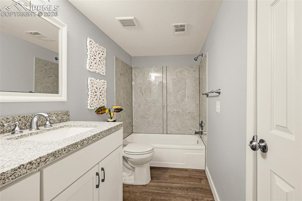 Image 15 of 22: Bathroom