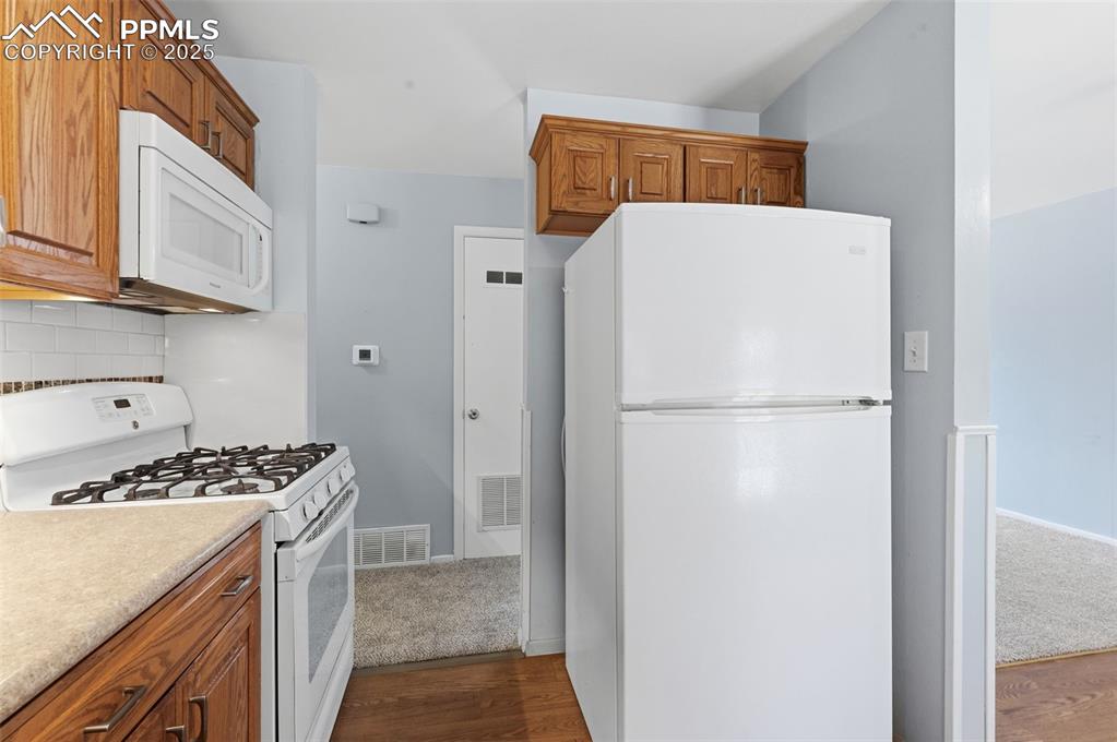 Image 10 of 32: Kitchen