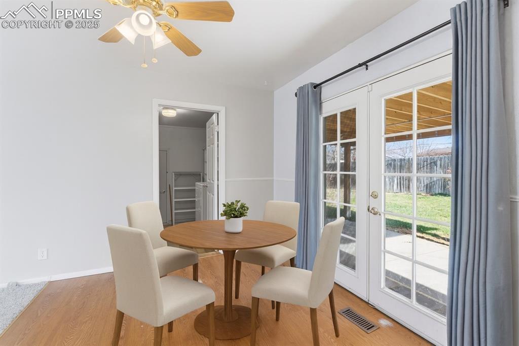 Image 11 of 32: Dining Area