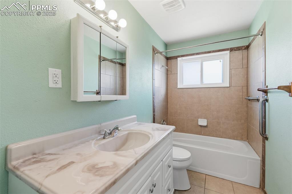 Image 18 of 32: Bathroom