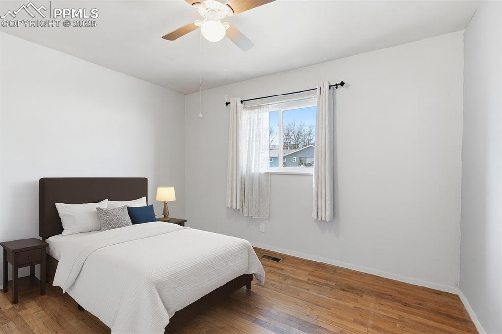 Image 19 of 32: Bedroom