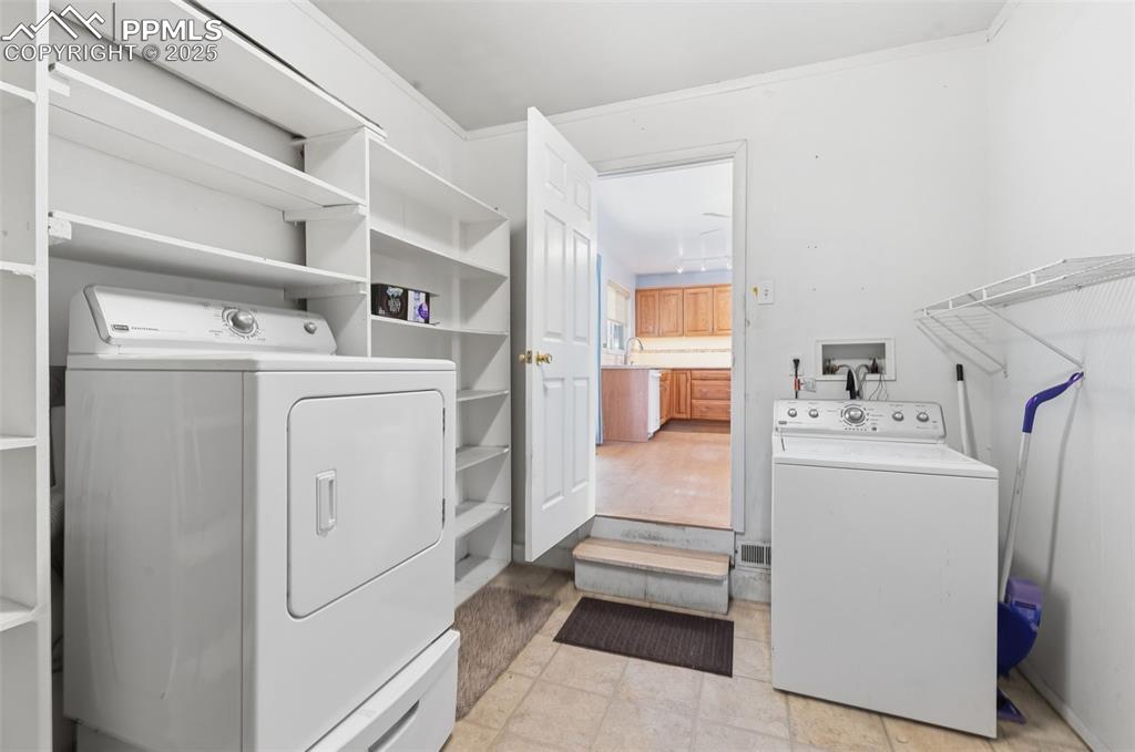 Image 25 of 32: Laundry