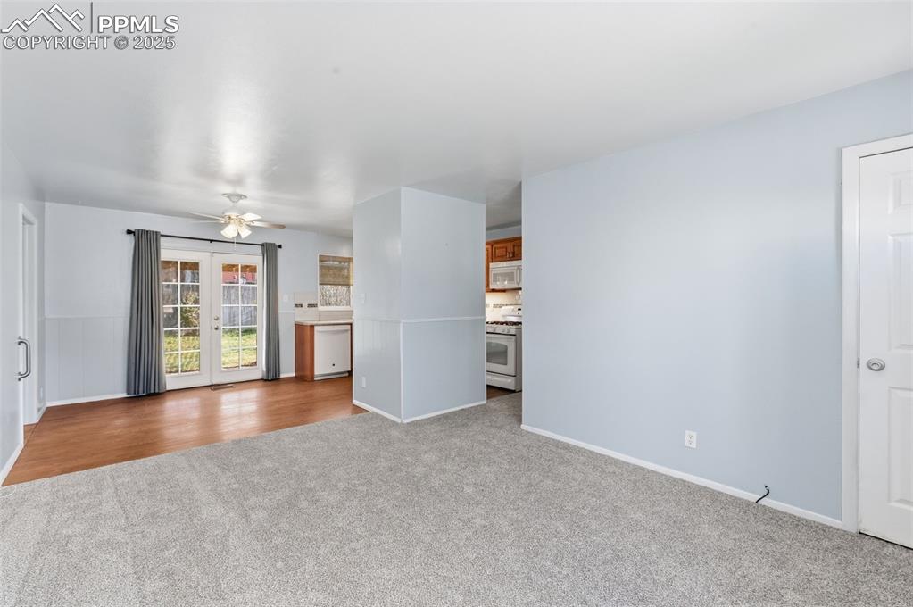 Image 7 of 32: Living Room